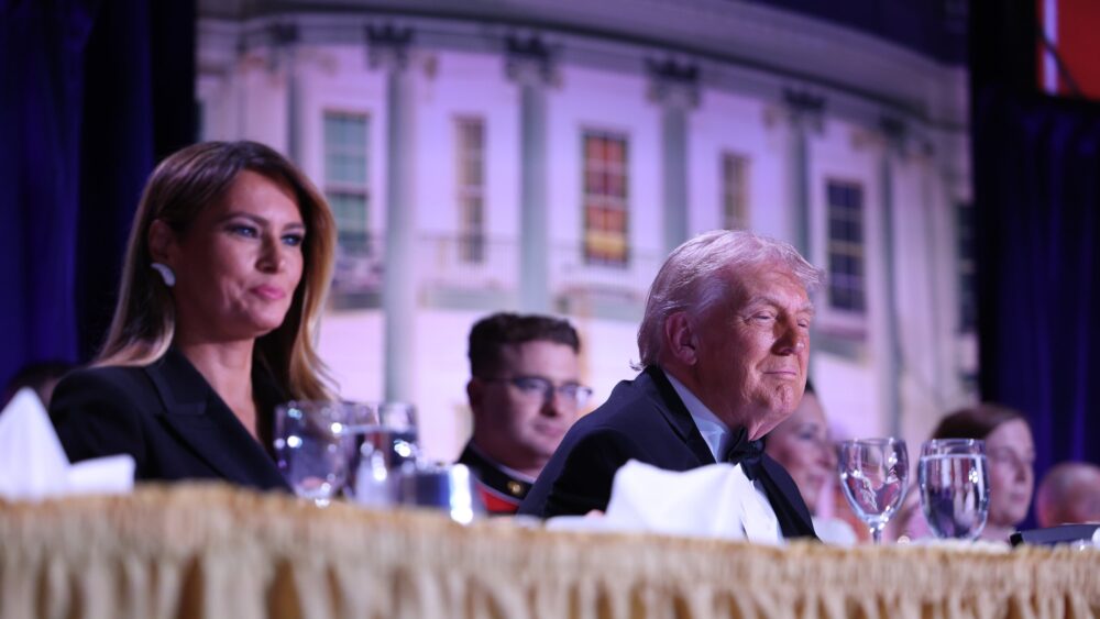 La broma de Kimmel sobre Melania Trump antes de la cena de corresponsales: "Tiene un brillo de una viuda en espera" La broma de Kimmel sobre Melania Trump antes de la cena de corresponsales: "Tiene un brillo de una viuda en espera"