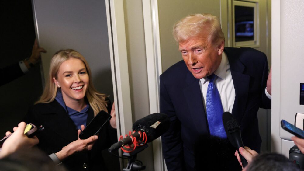 El presidente de Estados Unidos, Donald Trump, habla con los periodistas mientras la secretaria de prensa de la Casa Blanca, Karoline Leavitt, lo acompaña a bordo del Air Force One en su regreso a Washington, D.C., Estados Unidos, el 9 de marzo de 2025. El presidente de Estados Unidos, Donald Trump, habla con los periodistas mientras la secretaria de prensa de la Casa Blanca, Karoline Leavitt, lo acompaña a bordo del Air Force One en su regreso a Washington, D.C., Estados Unidos, el 9 de marzo de 2025.