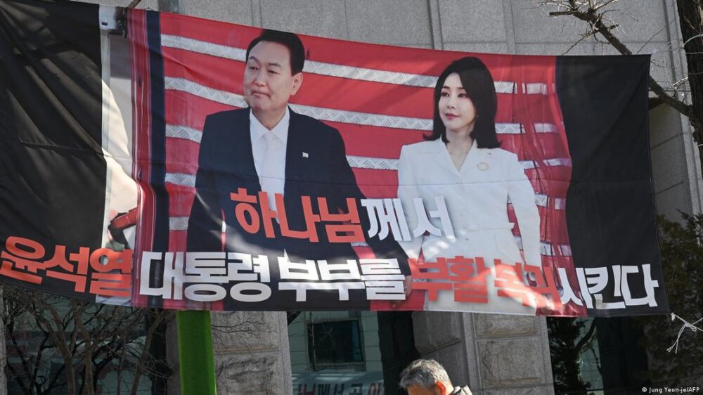 Kim Keon-hee y su esposo, el depuesto expresidente Yoon Suk-yeol, son apoyados por la llamada Iglesia de la Unificación, lo cual se manifiesta a través de pancartas y mítines. Kim Keon-hee y su esposo, el depuesto expresidente Yoon Suk-yeol, son apoyados por la llamada Iglesia de la Unificación, lo cual se manifiesta a través de pancartas y mítines.