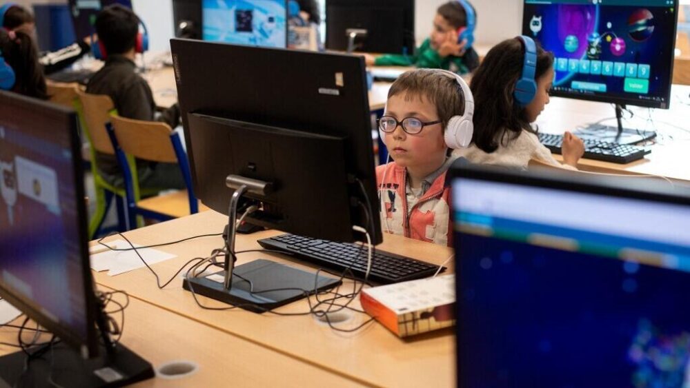 Esta foto muestra a alumnos de una clase de primaria utilizando la inteligencia artificial en sus clases de matemáticas. Imagen de referencia para ilustración.