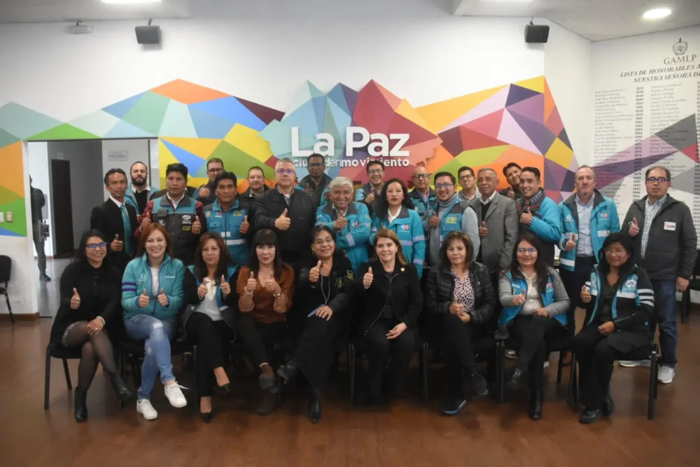 A poco de concluir su gestión el alcalde de La Paz, Iván Arias, se tomó una foto junto a su equipo de trabajo. FOTO: GAMLP