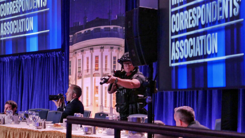 Un agente apunta con su arma tras un incidente ocurrido durante la cena anual de la Asociación de Corresponsales de la Casa Blanca, el 25 de abril de 2026 en Washington, D.C.