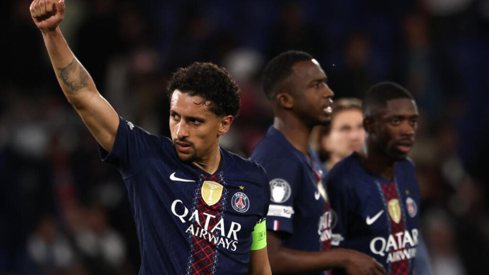 Marquinhos (izquierda) celebra con sus compañeros de equipo tras la victoria del PSG sobre el Bayern Munich en la ida de semifinales de la Liga de Campeones. En París, el 28 de abril de 2026