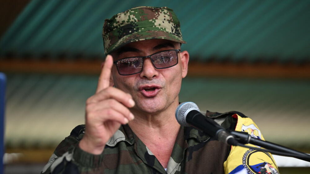 El principal comandante de la disidencia de las FARC-EP, conocido como Iván Mordisco (C), habla durante un encuentro con las comunidades locales en San Vicente del Caguán, departamento del Caquetá, Colombia, el 16 de abril de 2023.