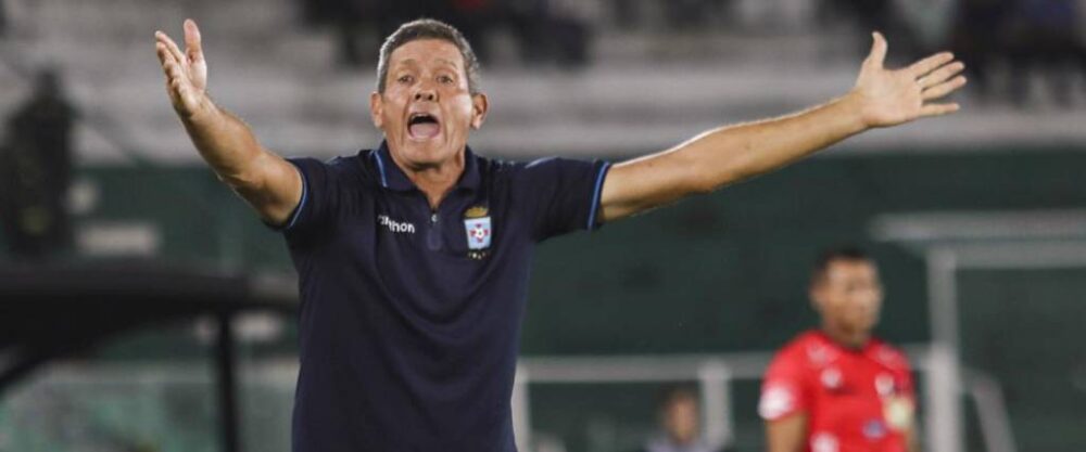 El técnico cochabambino interesa a Bolívar para asumir el mando tras la salida del argentino Flavio Robatto. El técnico cochabambino interesa a Bolívar para asumir el mando tras la salida del argentino Flavio Robatto.