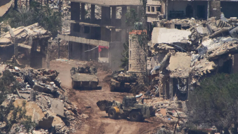 Soldados israelíes operan en el sur del Líbano, vistos desde el norte de Israel, el miércoles 29 de abril de 2026.