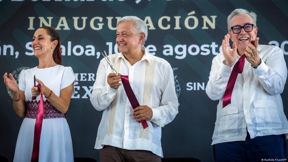 En esta foto de archivo, la presidenta electa de México, Claudia Sheinbaum (izquierda) celebra la inauguración de un hospital público en Culiacán, estado de Sinaloa, junto al mandatario saliente Andrés Manuel López Obrador (centro), y el gobernador de Sinaloa, Rubén Rocha Moya. (10.08.2024) En esta foto de archivo, la presidenta electa de México, Claudia Sheinbaum (izquierda) celebra la inauguración de un hospital público en Culiacán, estado de Sinaloa, junto al mandatario saliente Andrés Manuel López Obrador (centro), y el gobernador de Sinaloa, Rubén Rocha Moya. (10.08.2024)
