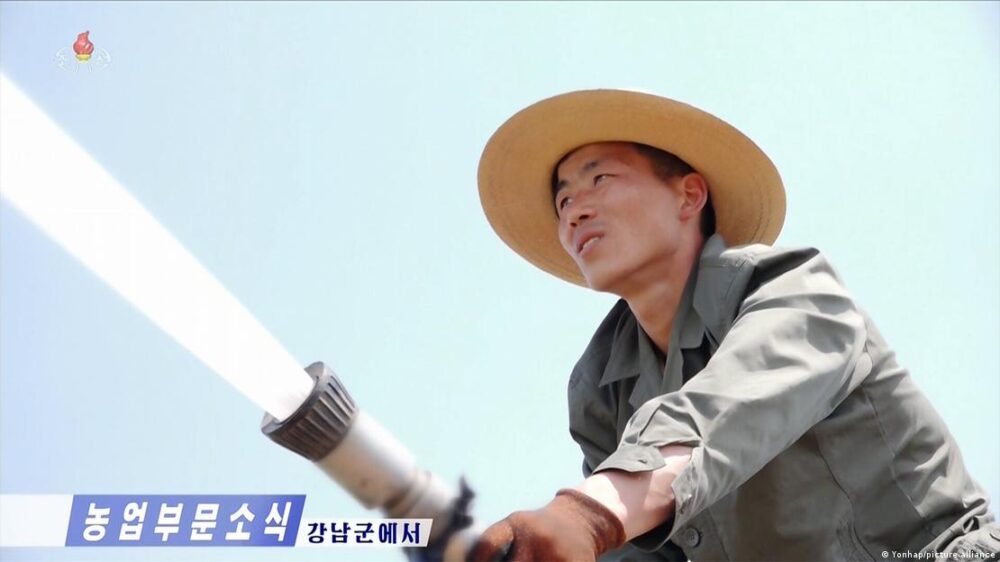 Autoridades norcoreanas tratan de mitigar los efectos de la sequía en las cosechas a través de riegos extraordinarios. Autoridades norcoreanas tratan de mitigar los efectos de la sequía en las cosechas a través de riegos extraordinarios.