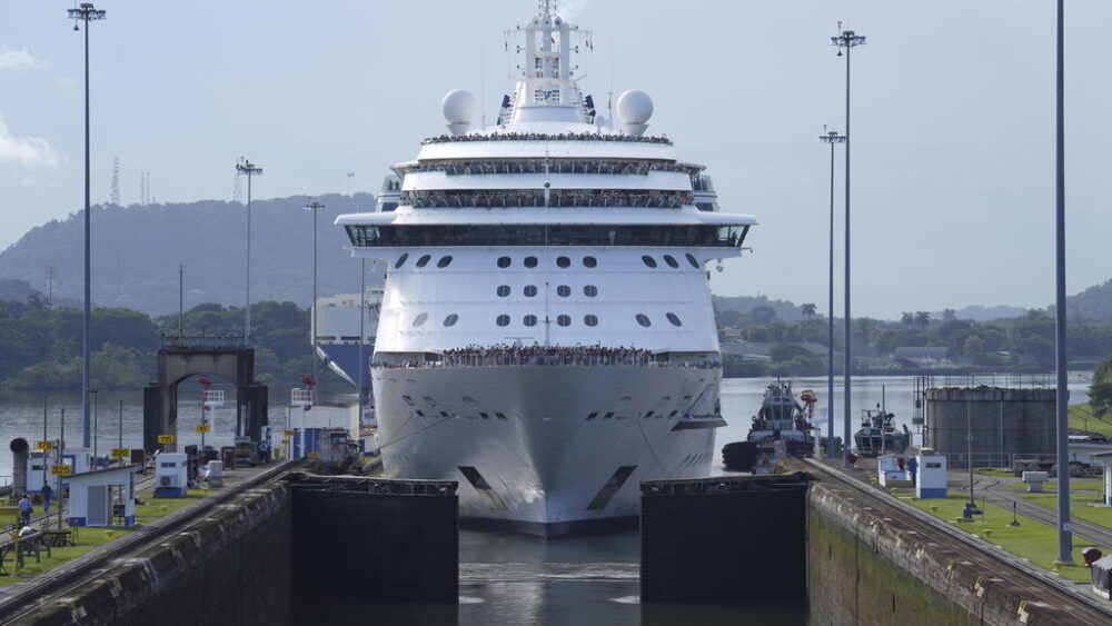 Un crucero llega a las puertas de las esclusas de Miraflores en en el Canal de Panamá, 7 de octubre de 2024. (Imagen de archivo).