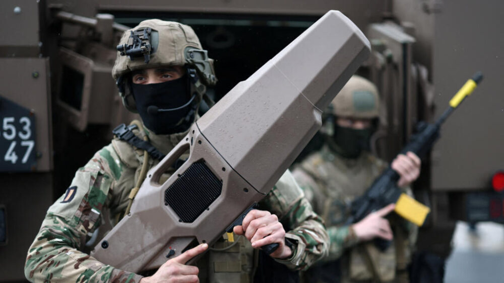 Un soldado del Ejército francés sostiene un sistema de interferencia NEROD RF para la lucha contra los UAS durante un entrenamiento militar en el aeropuerto de Montoir-de-Bretagne, cerca de Saint-Nazaire, en el marco de ORION 26, un ejercicio conjunto y combinado de guerra de alta intensidad, Francia, 19 de febrero de 2026.