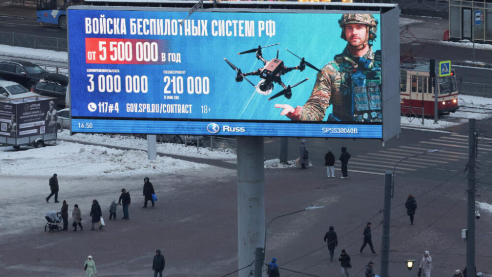 Unos transeúntes pasan frente a un anuncio sobre el servicio militar por contrato en las fuerzas de sistemas no tripulados del ejército ruso, en San Petersburgo, Rusia, el 26 de enero de 2026.