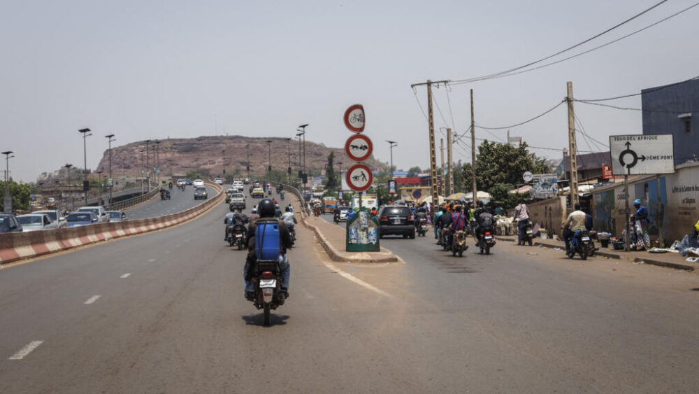 Motociclistas cruzan un puente en Bamako, el 26 de abril de 2026.