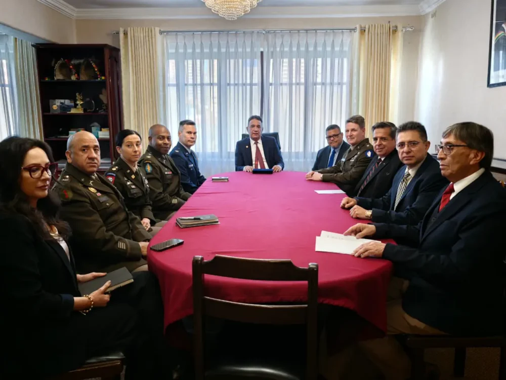 El ministro de Defensa, Marcelo Salinas, en reunión con el Comando Sur. Foto: Min. de Defensa