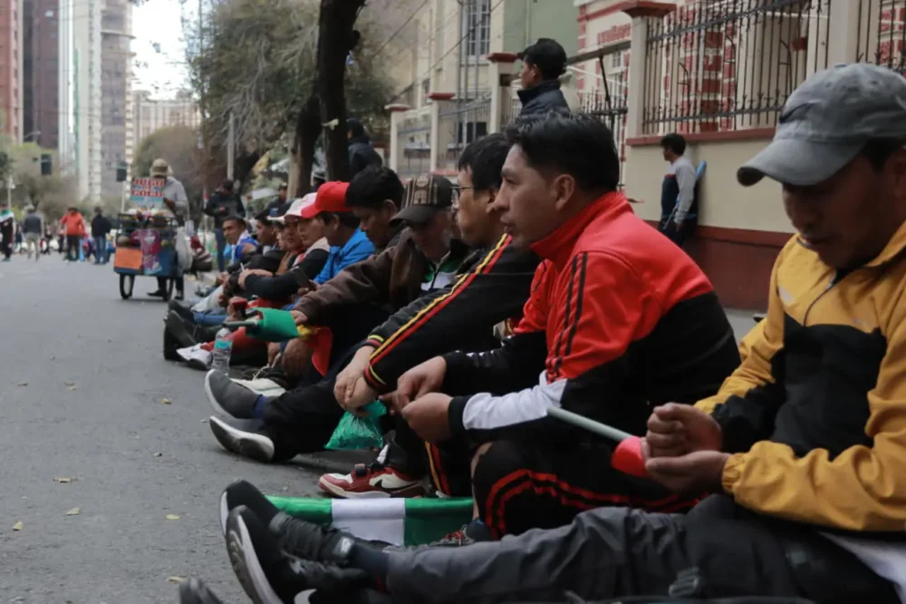 Maestros protestan en puertas del Ministerio de Educación. Foto: APG