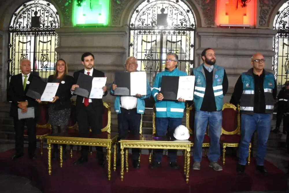El alcalde Iván Arias junto a representantes de la empresa que se adjudicó el proyecto. FOTO: GAMLP