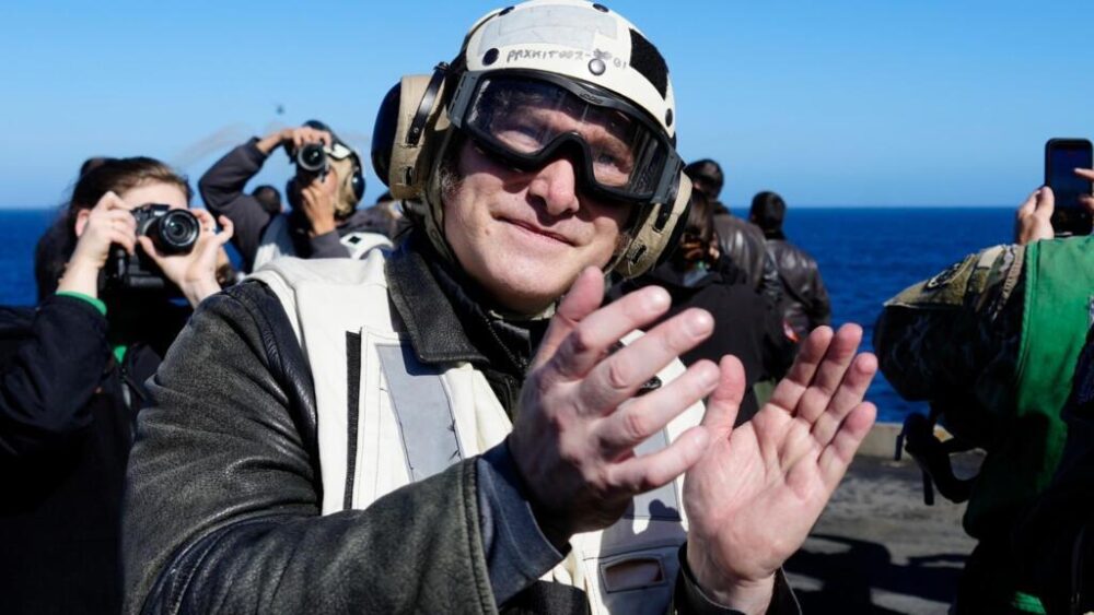 El presidente argentino, Javier Milei, en la cubierta del portaaviones USS "Nimitz" en aguas argentinas cerca de la ciudad de Mar del Plata durante los ejercicios navales Passex 2026