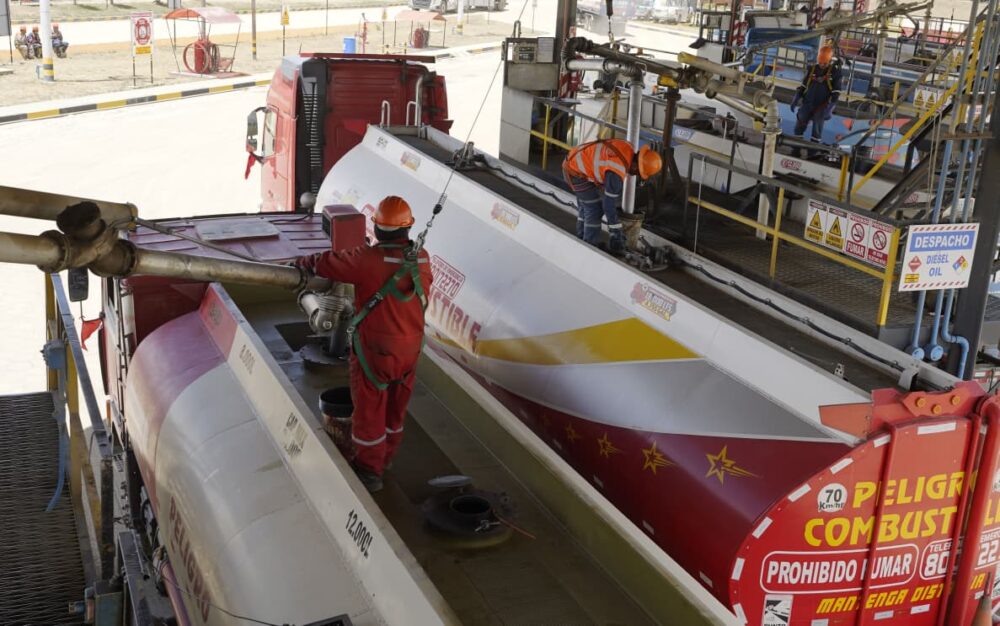 Cisternas en una planta de la estatal petrolera. Foto: YPFB