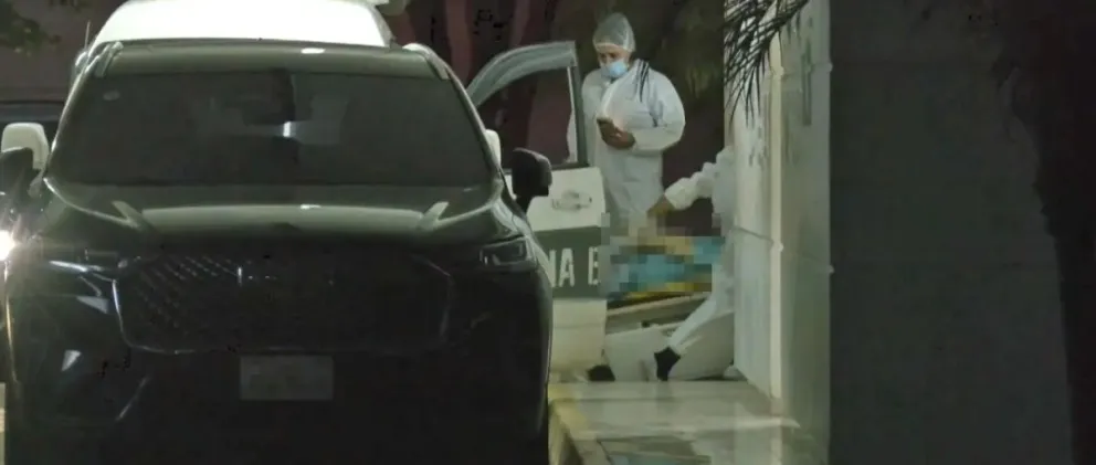 Momento en el que el cuerpo del magistrado llegaba a la morgue Foto: Unitel