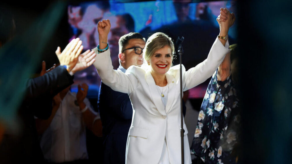 Laura Fernández, del Partido Popular Soberano (PPSO), reacciona tras su victoria en las elecciones presidenciales, en San José, Costa Rica, el 1 de febrero de 2026.