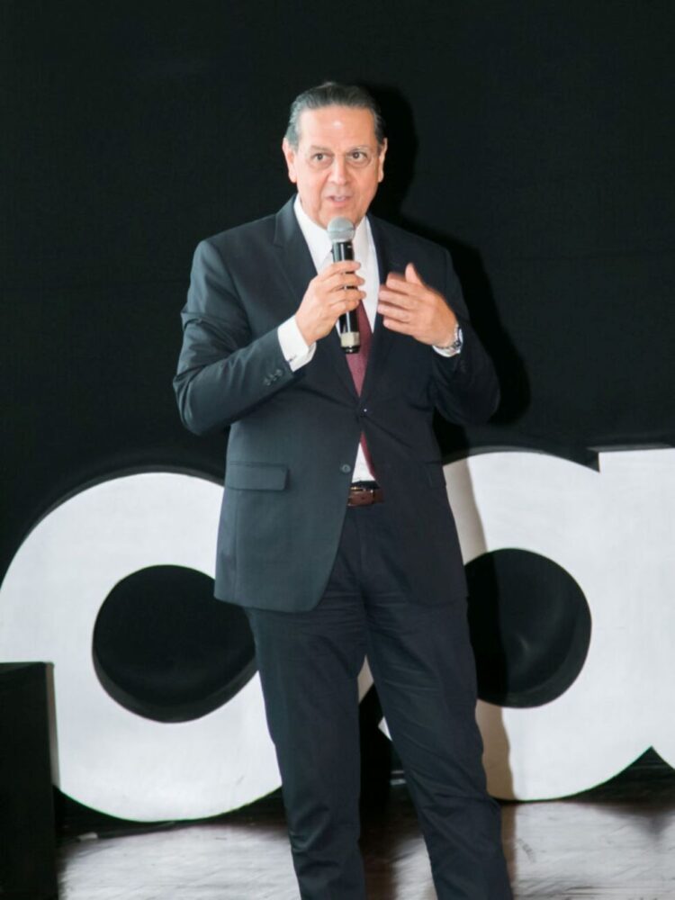 Carlos Enrique Gill Ramírez, El País