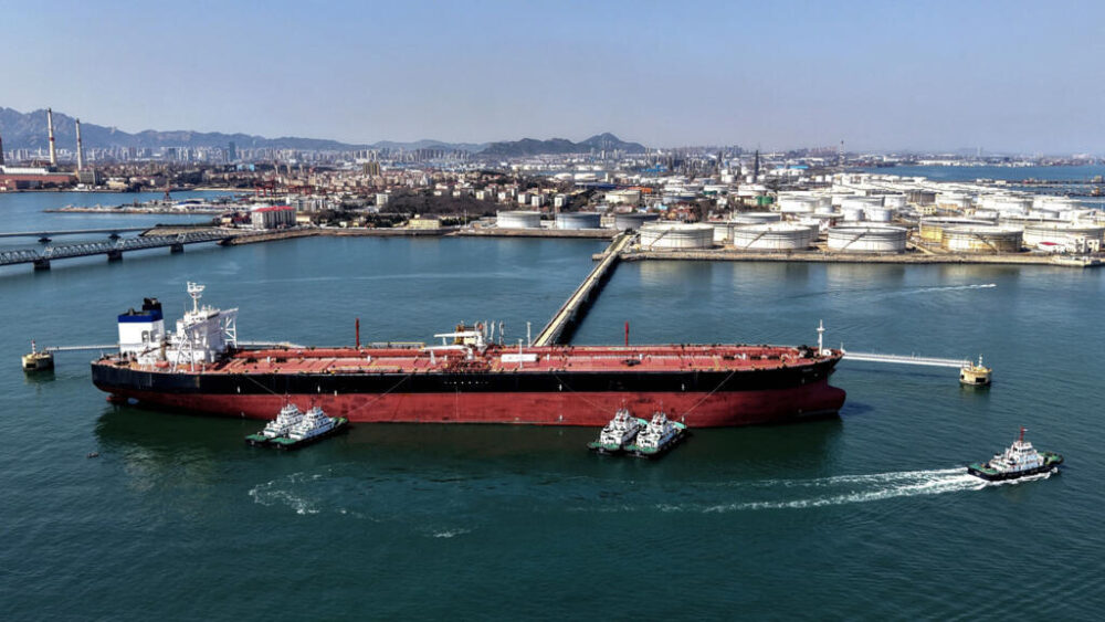 Un petrolero atracado cargando petróleo crudo en el puerto de Qingdao, en la provincia de Shandong, al este de China, el 7 de abril de 2026.