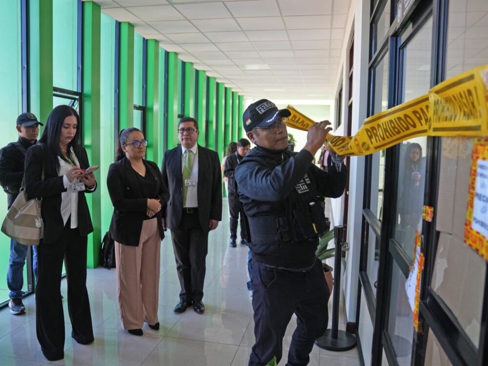 Desprecintado de oficinas de magistrado Víctor Hugo Claure Hinojosa. Foto: Fiscalía General del Estado.