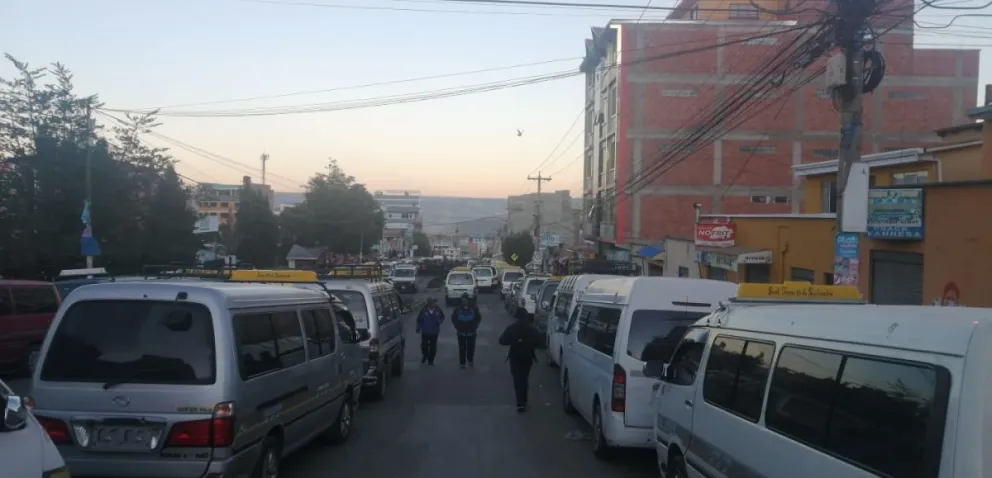 Decenas de minibuses bloquean una avenida central en la ciudad de La Paz. Foto: Visión 360