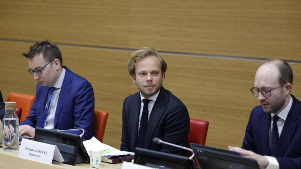 Charles Alloncle, diputado de la UDR y relator de la Comisión de Investigación sobre el sector audiovisual público, asiste a la comparecencia del director general y del secretario general de France Télévisions ante dicha comisión, el 8 de abril de 2026, en la Asamblea Nacional.