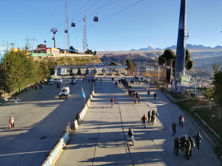 Un punto de bloqueo en la autopista La Paz - El Alto. Foto: ABC.