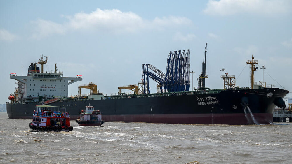 El Desh Garima, un petrolero con bandera india que transporta petróleo crudo y que ha atravesado el estrecho de Ormuz, se encuentra atracado en una terminal de descarga a lo largo de la costa de Bombay, en la India, el 30 de abril de 2026.
