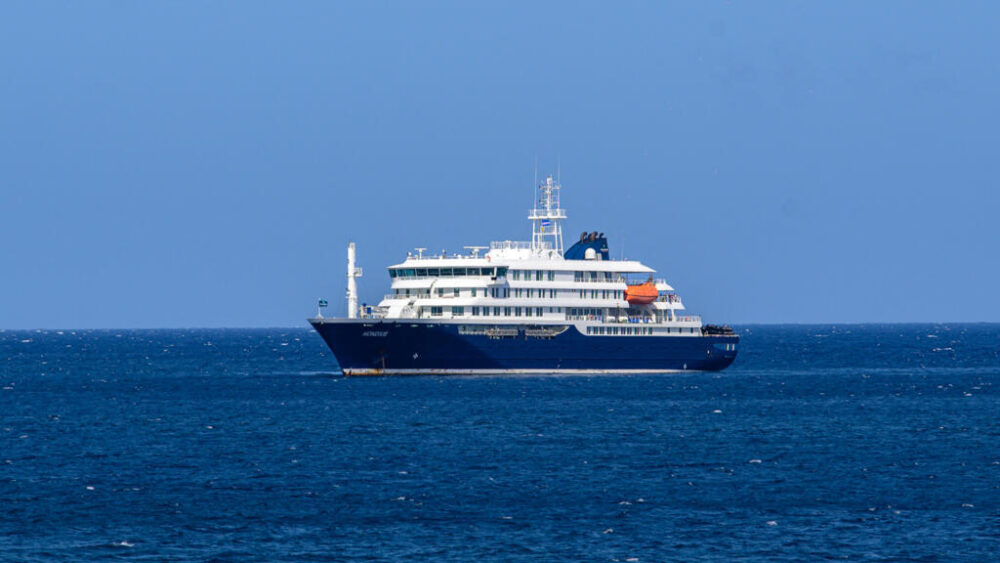 Vista aérea del transatlántico MV Hondius fondeado frente al puerto de Praia, capital de Cabo Verde, el 3 de mayo de 2026.