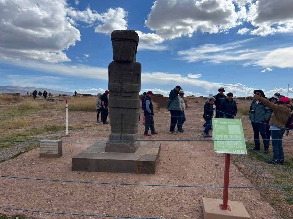 Turistas ven el Monolito de Ponce en las ruinas de Tiwanaku. Foto: KCF/ABI.