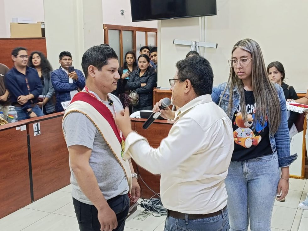 Álbaro Ojeda fue posesionado la noche de este miércoles