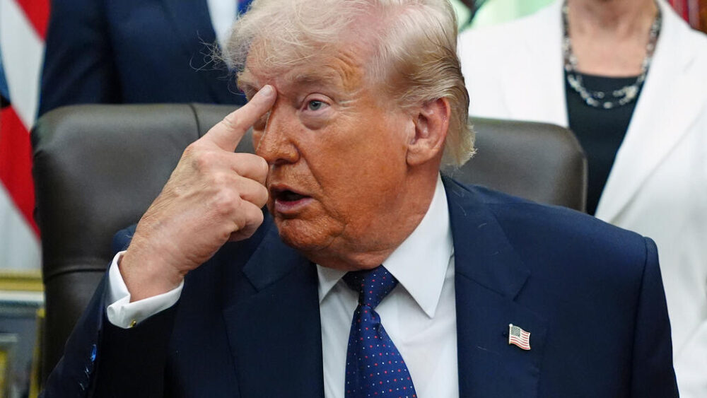 El presidente Donald Trump pronuncia unas palabras antes de firmar un decreto en el Despacho Oval de la Casa Blanca, el martes 5 de mayo de 2026, en Washington