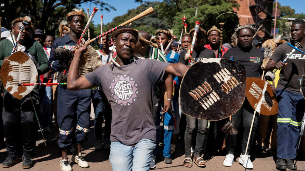 Miembros de grupos de la sociedad civil y organizaciones de derechos humanos participan en una marcha para exigir al Gobierno medidas más enérgicas contra la inmigración ilegal en Pretoria, Sudáfrica, el 28 de abril de 2026.