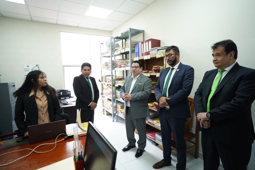 El fiscal general del Estado, Roger Mariaca, en su visita a oficinas de una fiscalía. Foto: Fiscalía General del Estado.