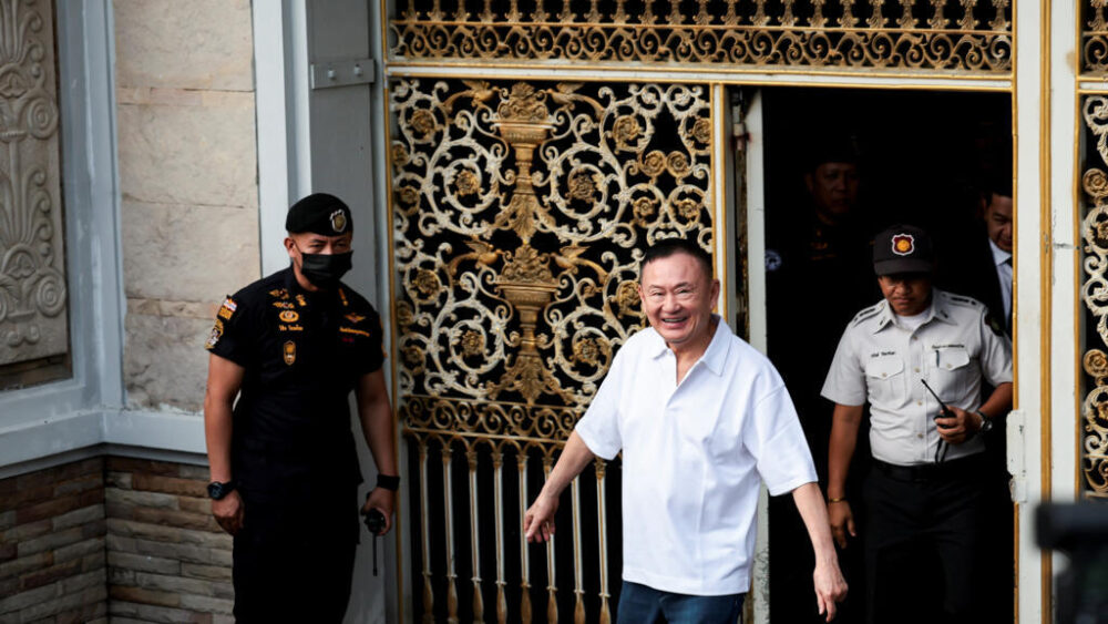 El ex primer ministro tailandés Thaksin Shinawatra reacciona tras su puesta en libertad condicional, después de cumplir ocho meses de su condena de un año en la prisión central de Klong Prem, en Bangkok, Tailandia, el 11 de mayo de 2026. pa