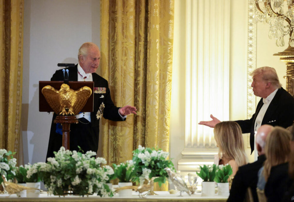 El rey Carlos de Gran Bretaña y el presidente de Estados Unidos, Donald Trump, conversan durante una cena de Estado ofrecida en honor del rey Carlos y la reina Camilla de Gran Bretaña en la Casa Blanca, en Washington, D.C., EE. UU., el 28 de abril de 2026.