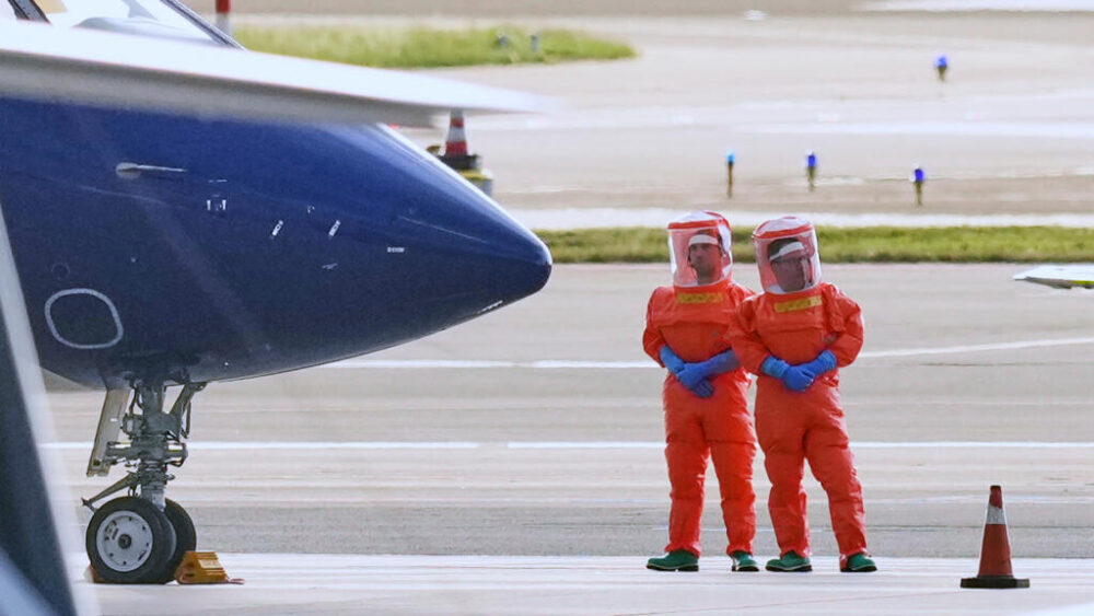Personal sanitario con trajes de protección espera a los pacientes, evacuados del crucero MV Hondius con sospecha de infección por hantavirus, en el aeropuerto de Schiphol, Ámsterdam, Países Bajos, el miércoles 6 de mayo de 2026. (Foto AP/Peter Dejong)