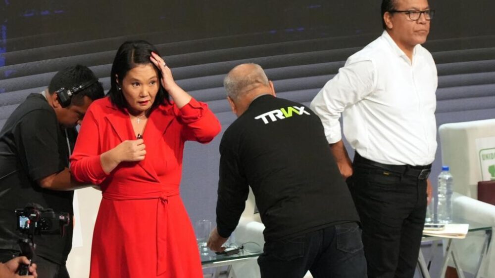 Los candidatos Keiko Fujimori y Roberto Sánchez se preparan para un debate, el 31 de marzo de 2026 en Lima, Perú.
