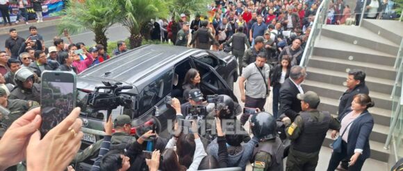 Ministra de Educación llega al lugar fijado para el diálogo con el magisterio en Cochabamba