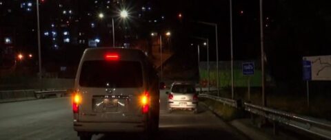 Falta de iluminación en varios tramos de la autopista de La Paz provoca accidentes, denuncian choferes