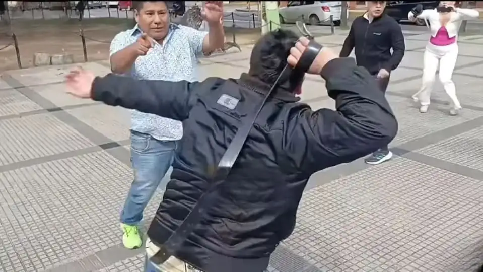 El evista Reynaldo Ezequiel pelea con un ciudadano cruceño. Foto: RRSS