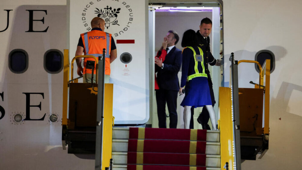 El presidente francés, Emmanuel Macron, recibió un empujón en la cara por parte de su esposa, Brigitte Macron, cuando la pareja llegaba a Vietnam para iniciar una gira por el sudeste asiático, en el Aeropuerto Internacional de Noi Bai, en Hanói (Vietnam), el 25 de mayo de 2025.