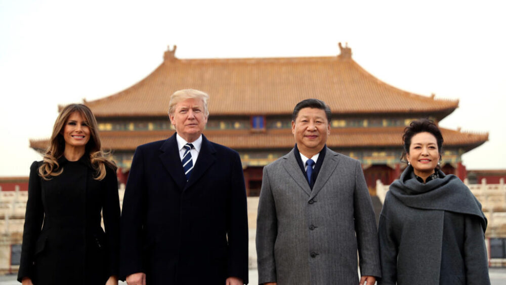 Trump, la primera dama Melania Trump, el líder chino Xi Jinping y su esposa Peng Liyuan durante una visita a la Ciudad Prohibida en Pekín, el 8 de noviembre de 2017.