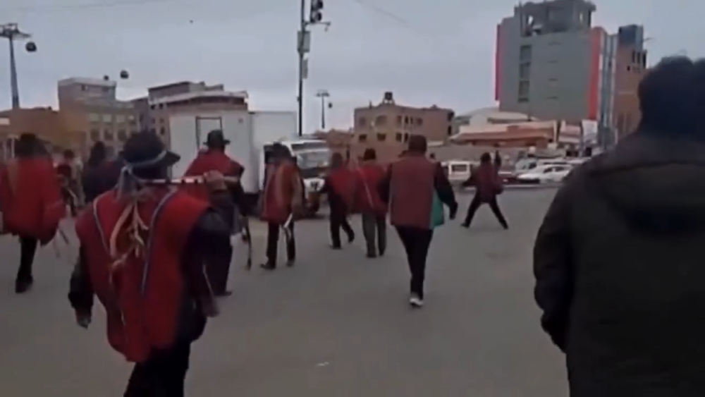 Ponchos Rojos apedrean minibuses en El Alto
