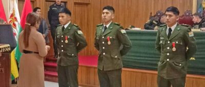 Entregan reconocimiento a tres policías que frustraron robo a una librecambista