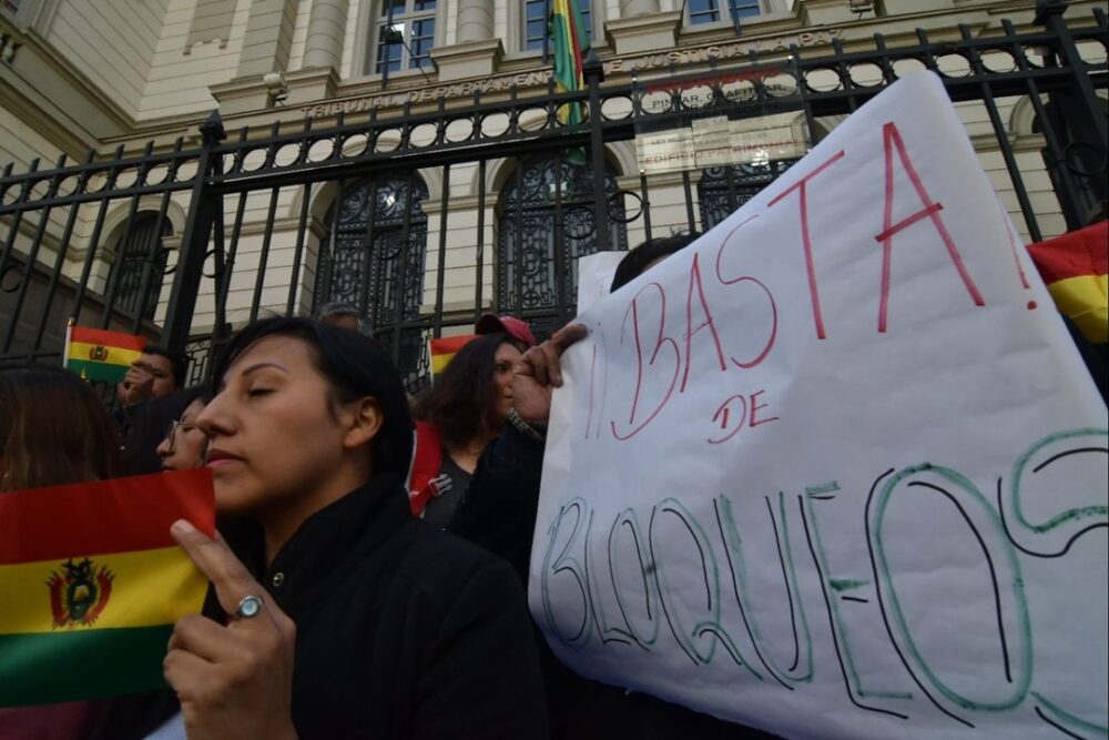 “Basta de bloqueos”: surgen protestas por el cerco a la ciudad de La Paz- “Basta de bloqueos”: surgen protestas por el cerco a la ciudad de La Paz