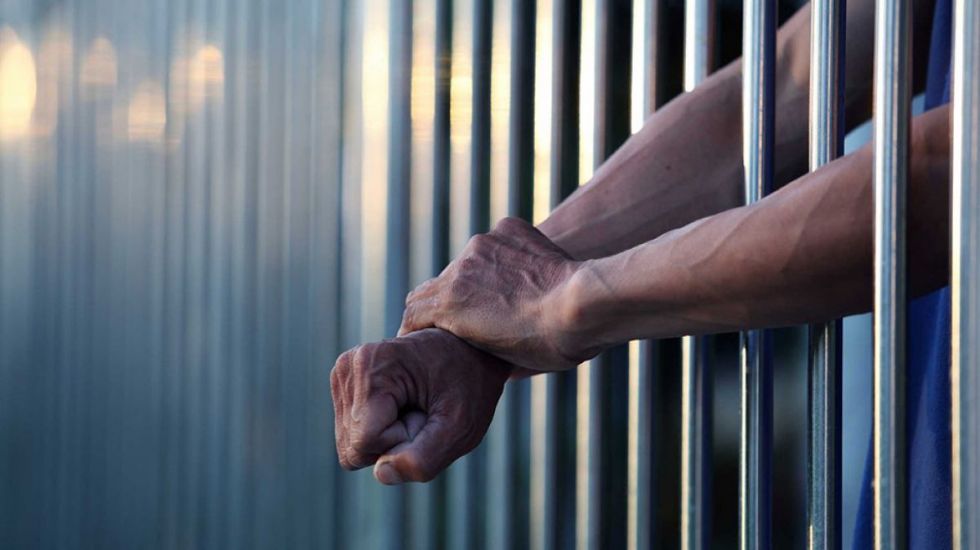 Lo condenan a 20 años por violar a una niñera
