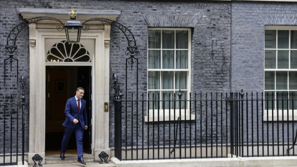 El secretario de Salud británico, Wes Streeting, sale del número 10 de Downing Street tras reunirse con el primer ministro en el centro de Londres.